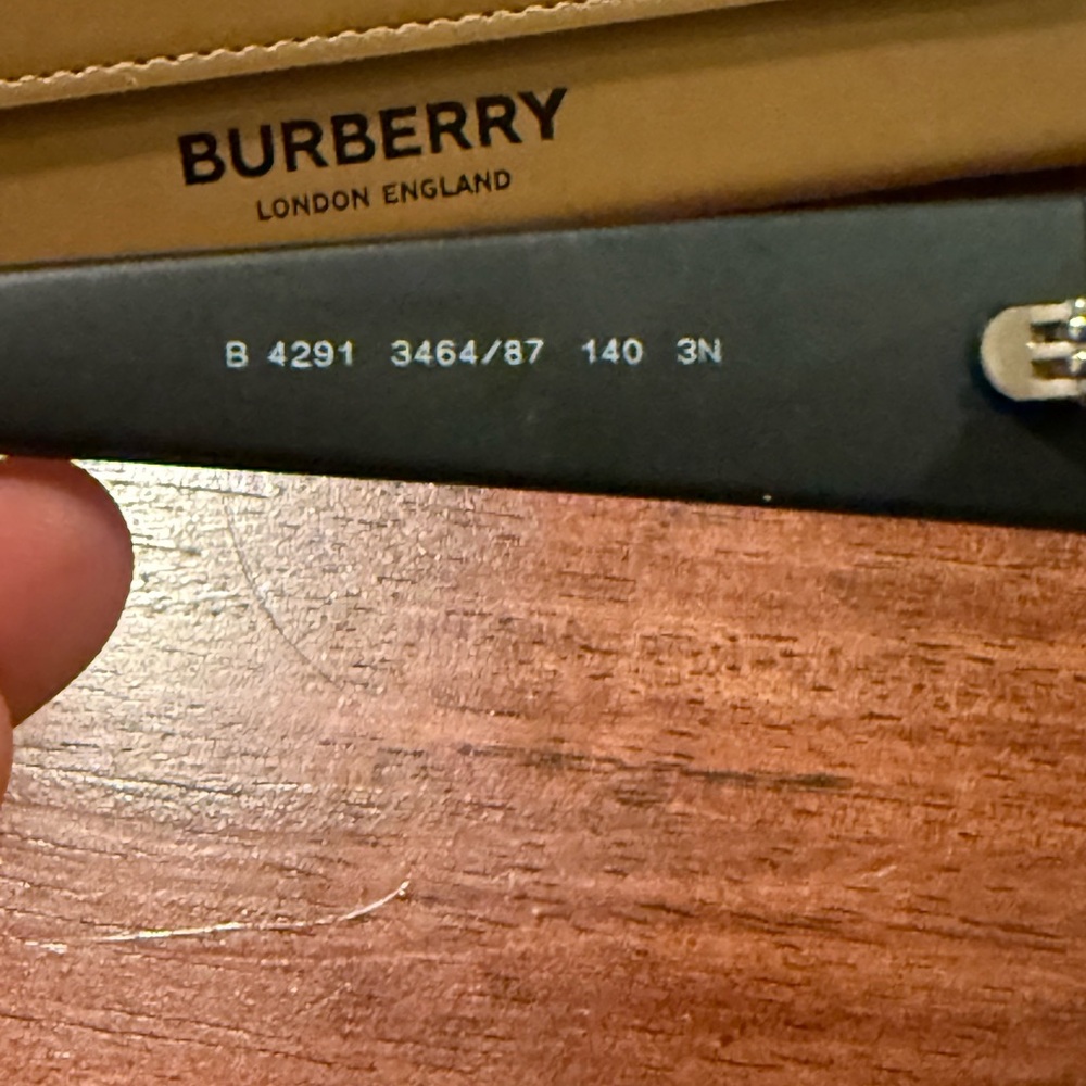 Burberry Black Visor Sunglasses with Tan Case - Picture 3 of 14